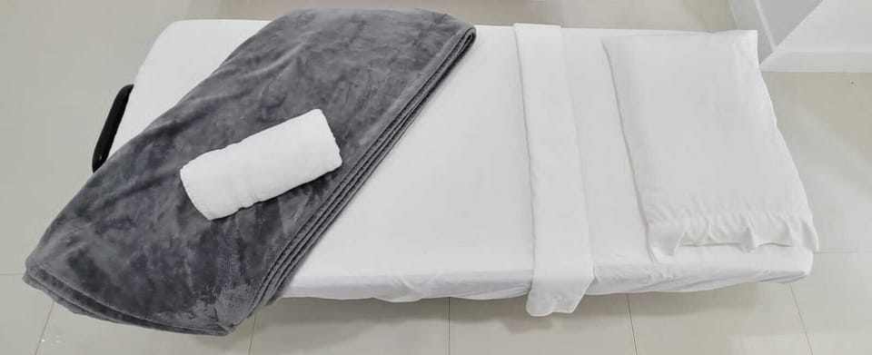 Extra folding bed (x2).