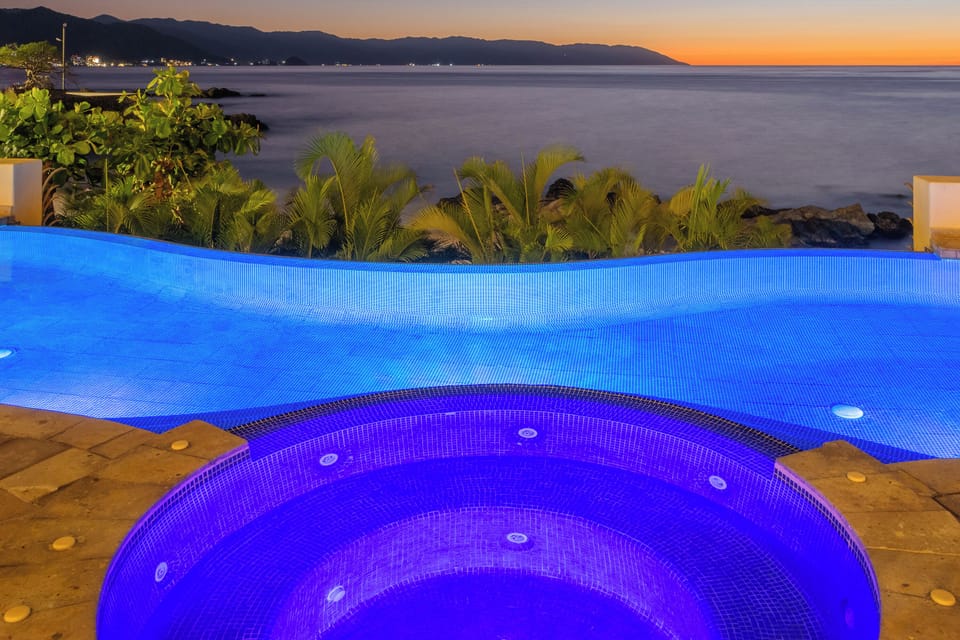 Gorgeous Saltwater Pool & Views!