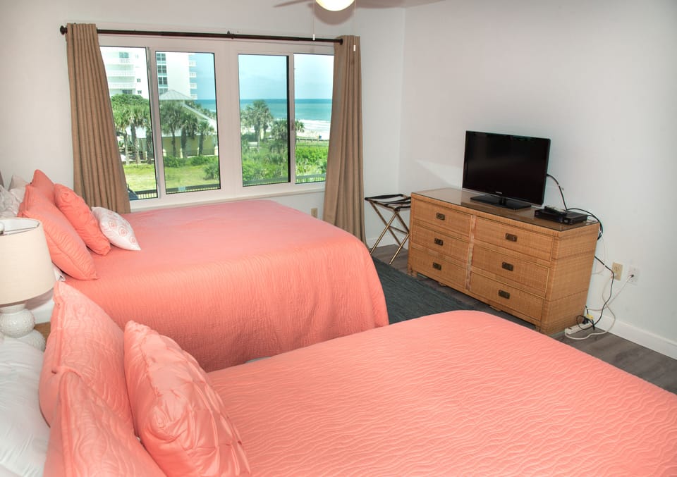 2nd bedroom with ocean view