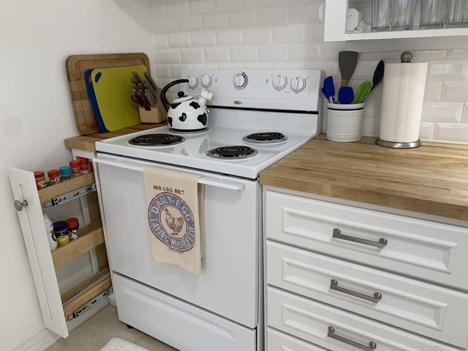 Pull out spice rack cabinet!