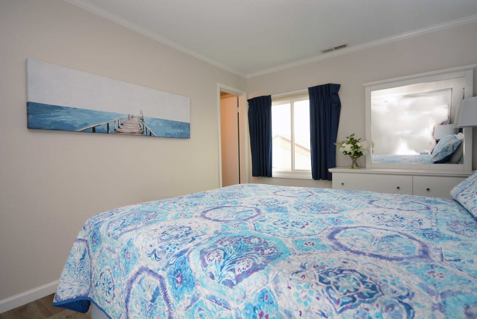 QUEEN-MASTER-BEDROOM
