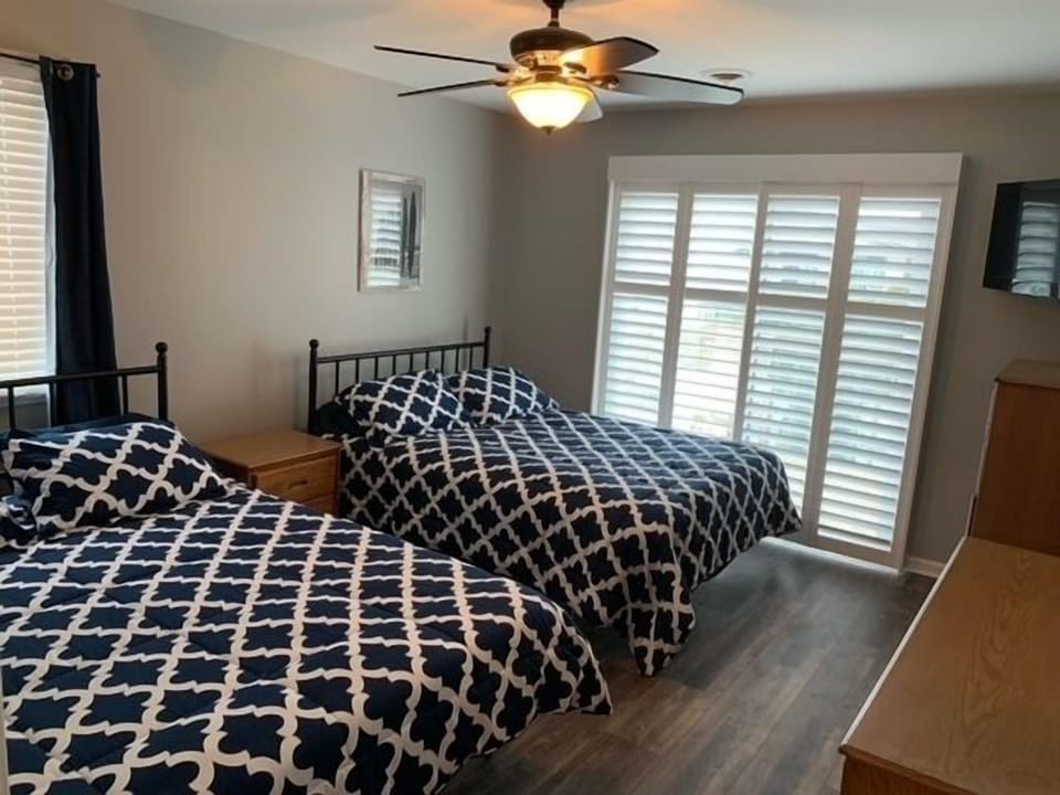 Bedroom with 2 Queen beds