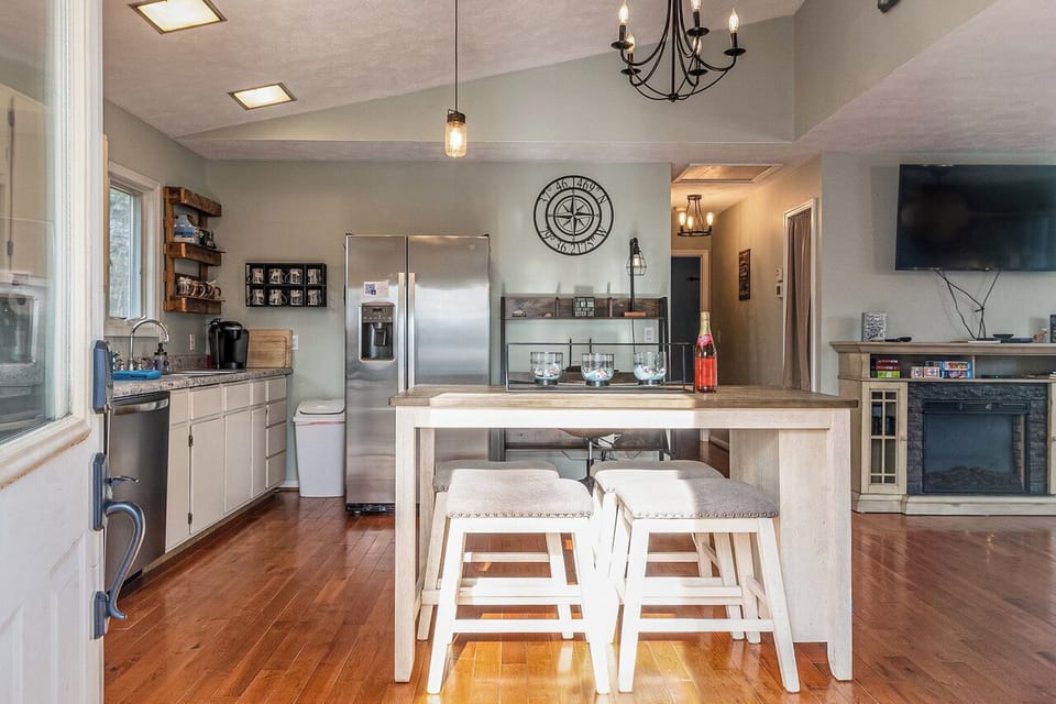 Enter through the side door, be welcomed to well stocked kitchen, ice & water 