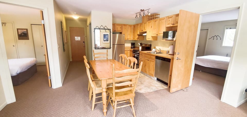 The layout of entrance, kitchen and both bedrooms