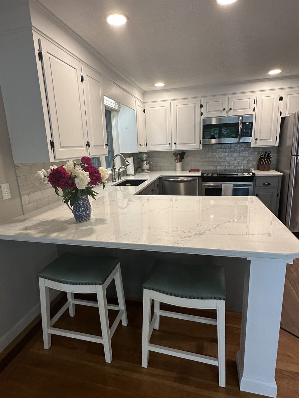 Kitchen with eat in counter
