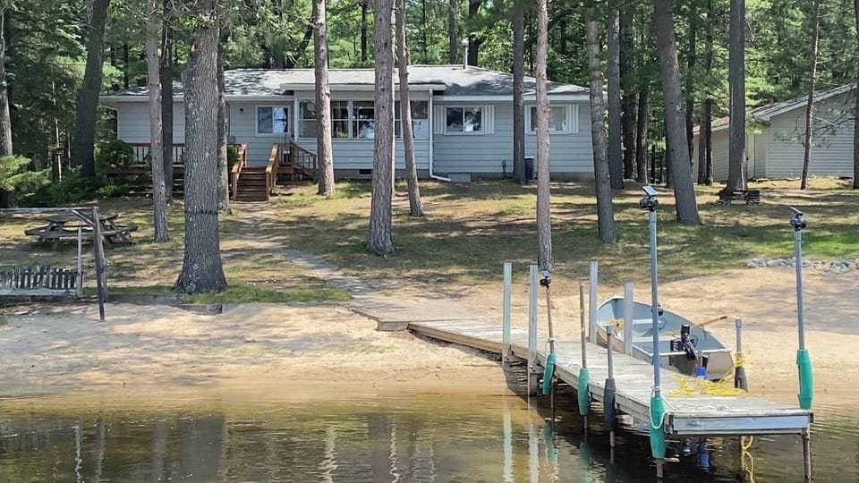 Big yard and nice sized beach to spread out. Lot size is over 1.5 acres