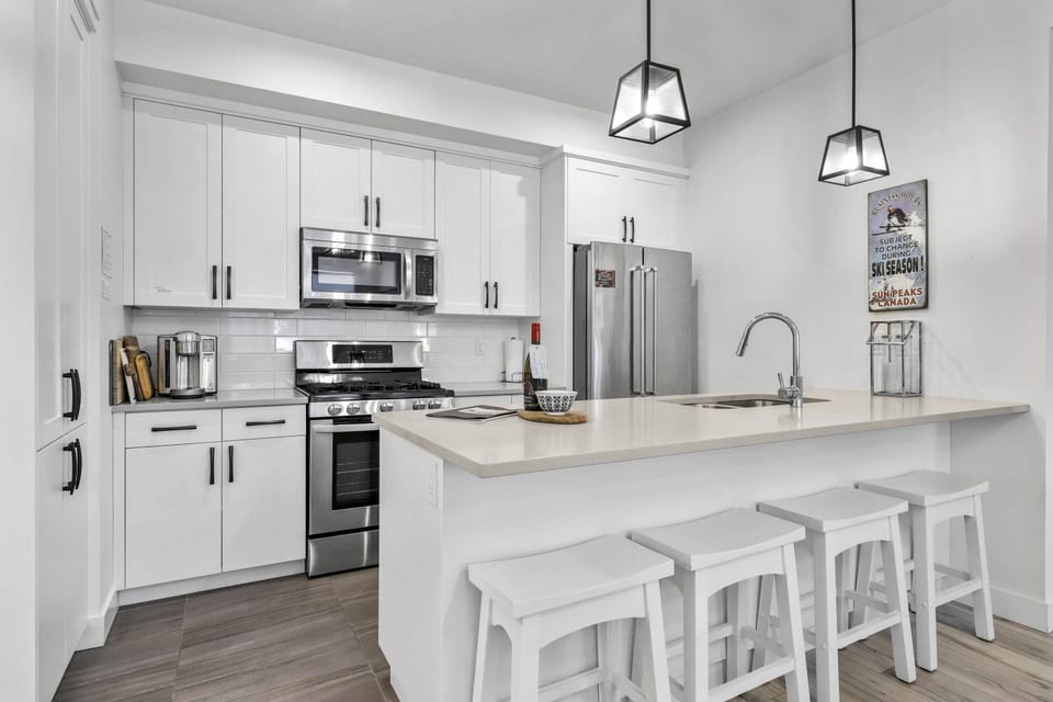 Fully equipped kitchen with breakfast bar
