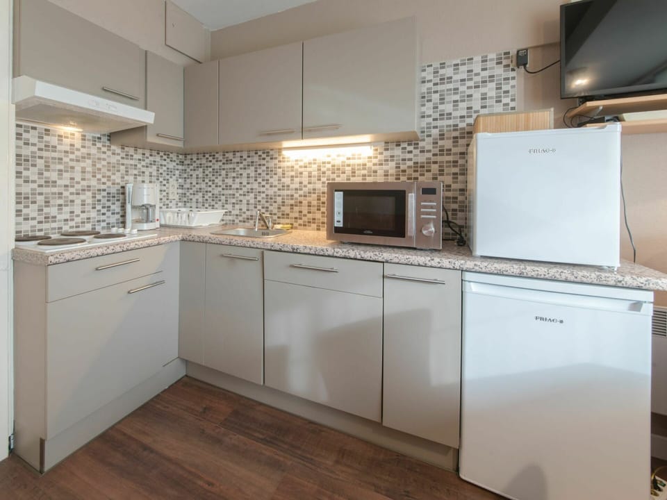 Cabinetry, Property, Countertop, Building, Kitchen Appliance, Kitchen, Home Appliance, Wood, Lighting, Kitchen Stove