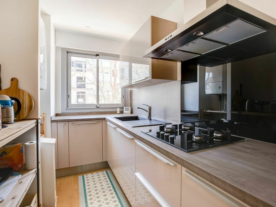 Cabinetry, Kitchen Sink, Countertop, Property, Sink, Tap, Kitchen Appliance, Kitchen Stove, Kitchen, Plumbing Fixture