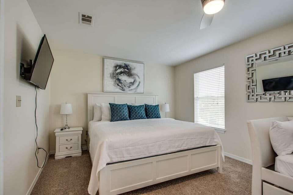  King Bed and Twin Day Bed with Pullout Twin 