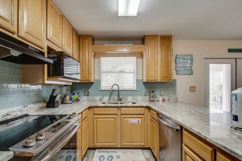 Blender, Toaster, Dishes &amp; Eating Utensils Provide