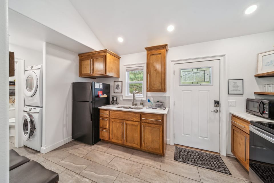 Full kitchen, washer & dryer