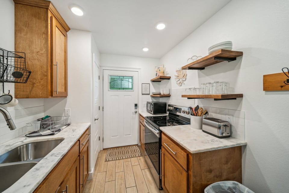 Full kitchen 