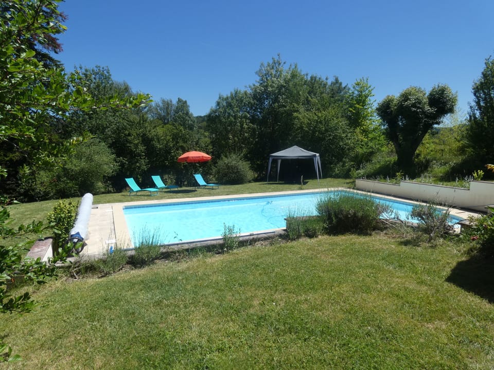 The pool and pool gardens at Domaine de France