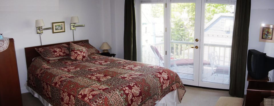 Queen bed and balcony view