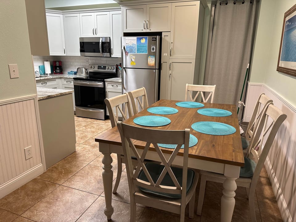 1 Breakfast Area with Kitchen in background