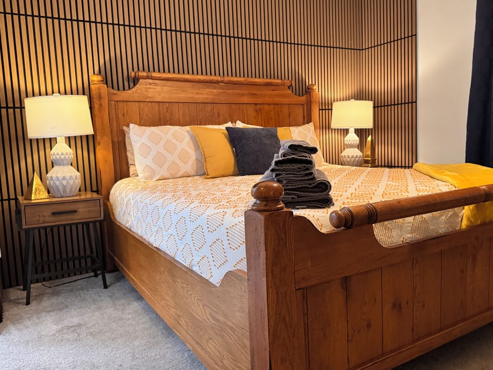 Primary (1)
KING BED
King bed
50” TV
USB & USB-c
Extra blankets & Billows