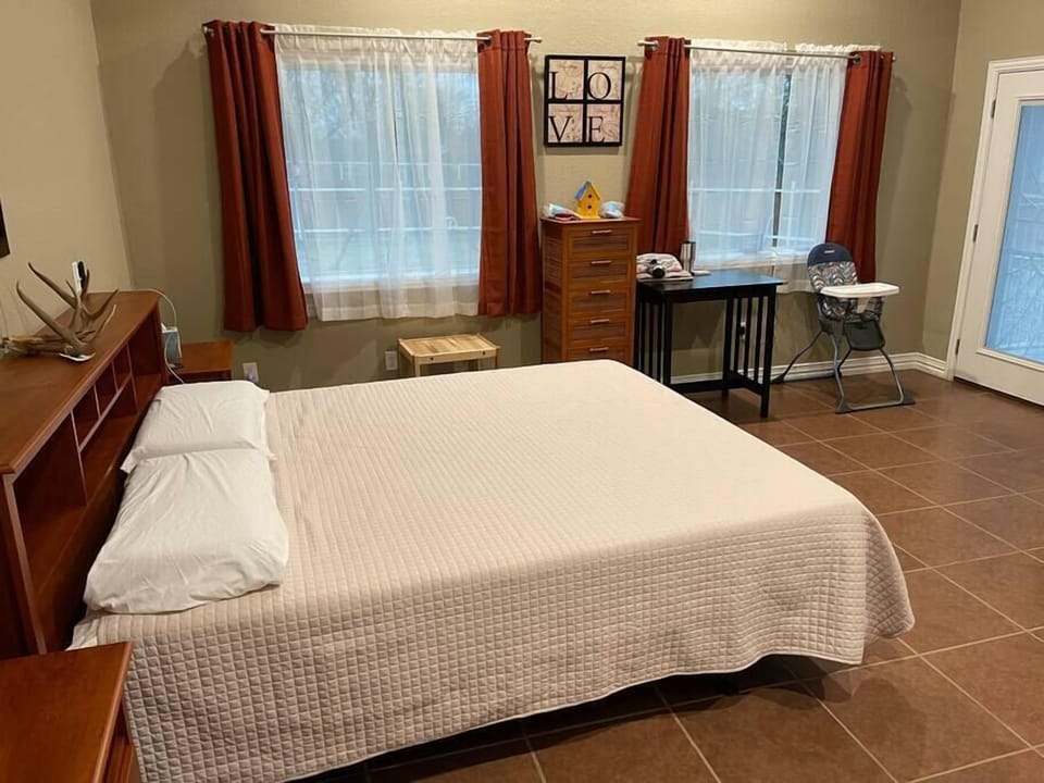 Guest Home Master King size bed Lake Godstone