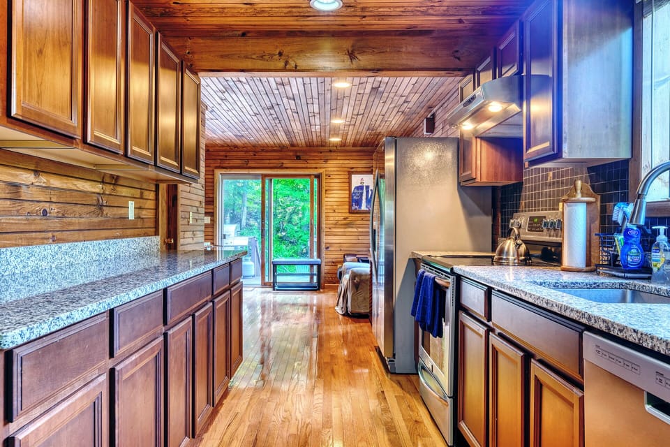 granite countertops, fully stocked kitchen