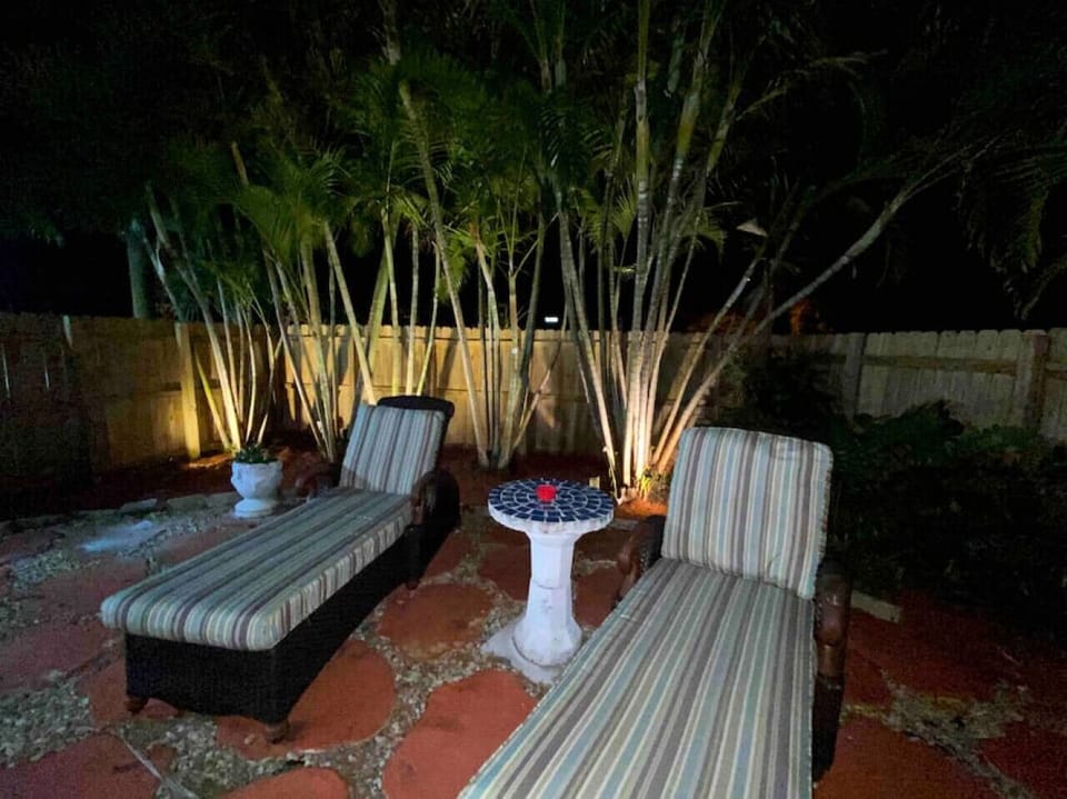 Outdoor Lounge Chairs