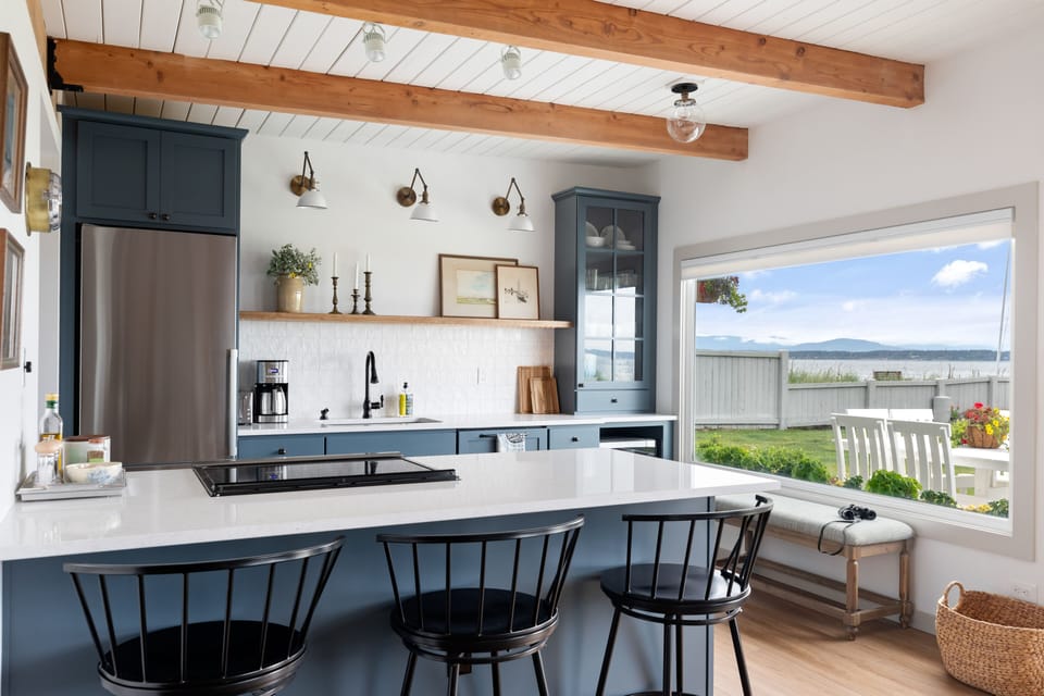 Kitchen peninsula with induction cooktop