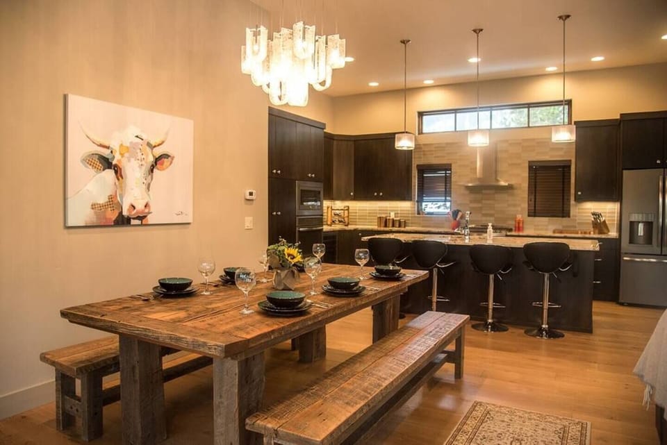 Plenty of seating to enjoy a meal with friends and family.  