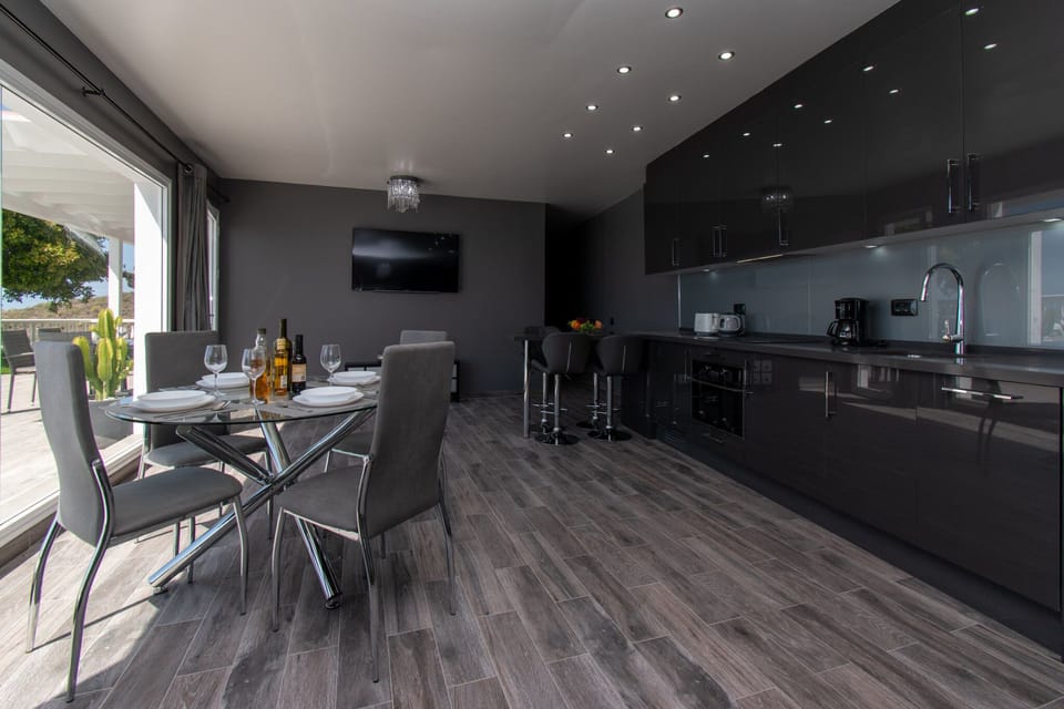 Diner/ Kitchen