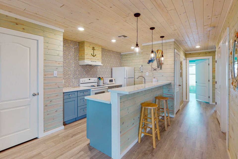 Breakfast Bar with Seating for 2