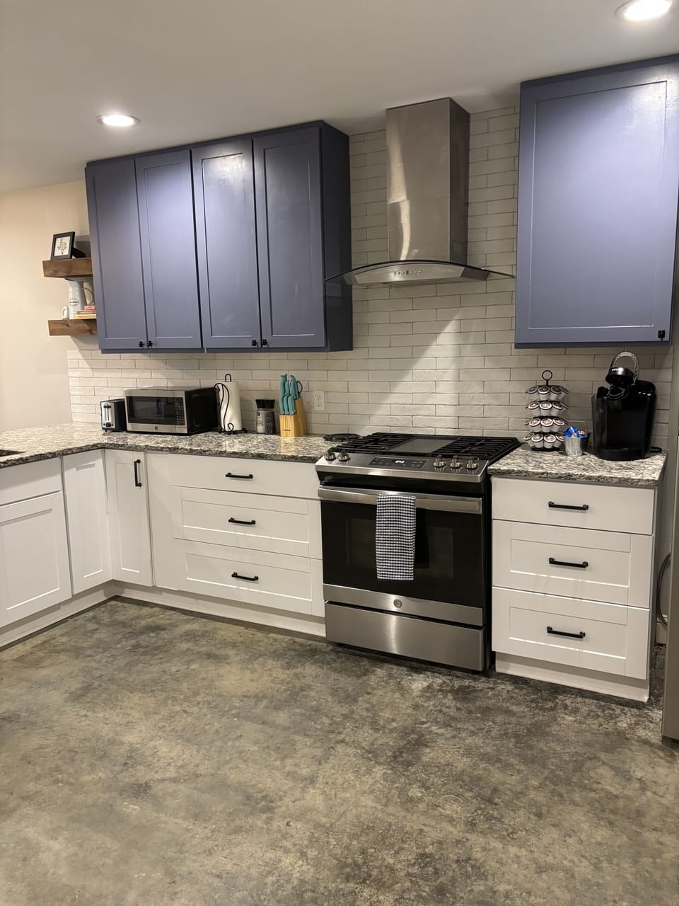 Full kitchen with gas cooktop
