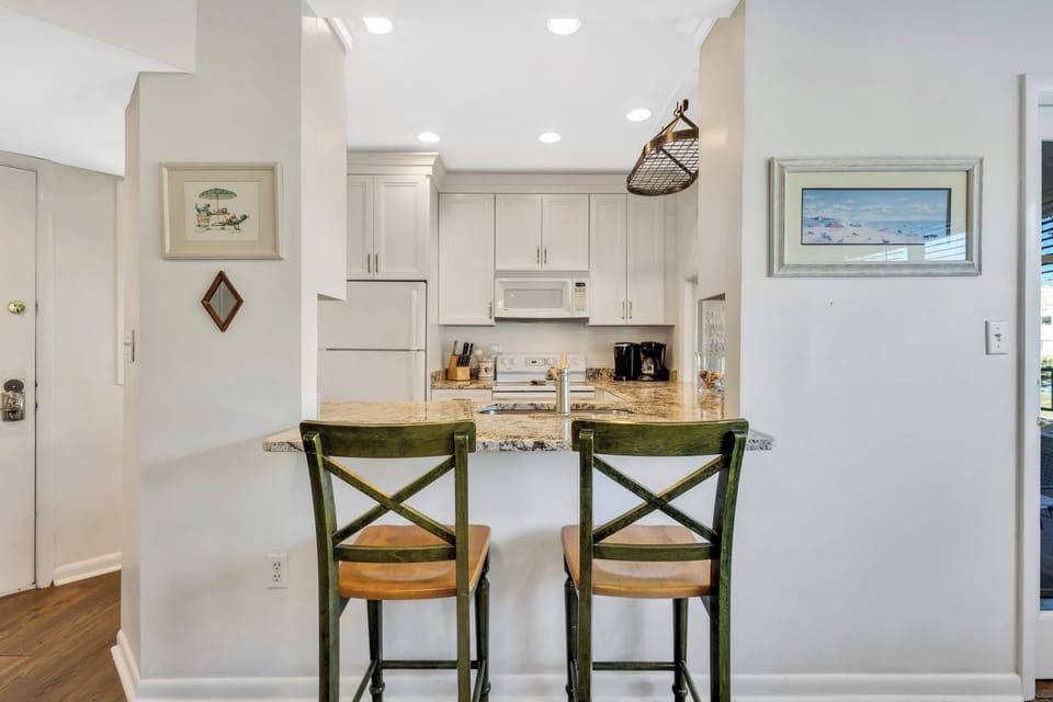 Kitchen Bar for Quick Morning Coffee or Long Conversations While