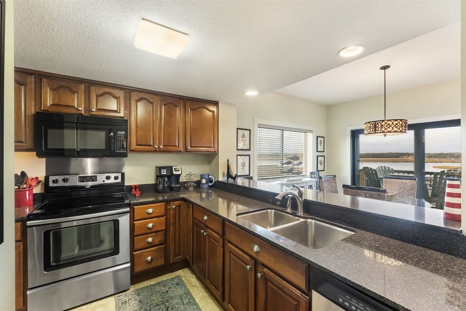 Chef's Kitchen with Breakfast Bar