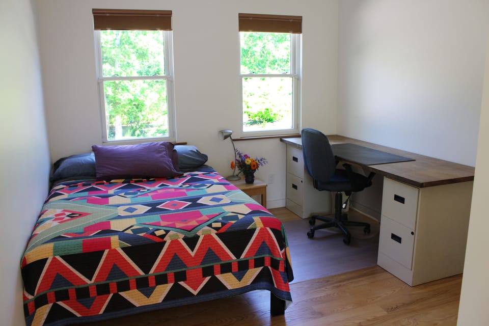 Double-bed guest; lg clst w/ shelves around to right. Photo: Lynn Christoffers