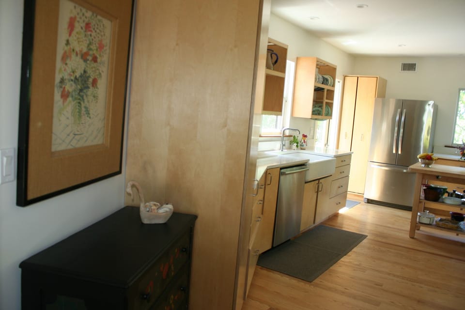 Entry along south wall, past unseen door to garage. Photo: Lynn Christoffers