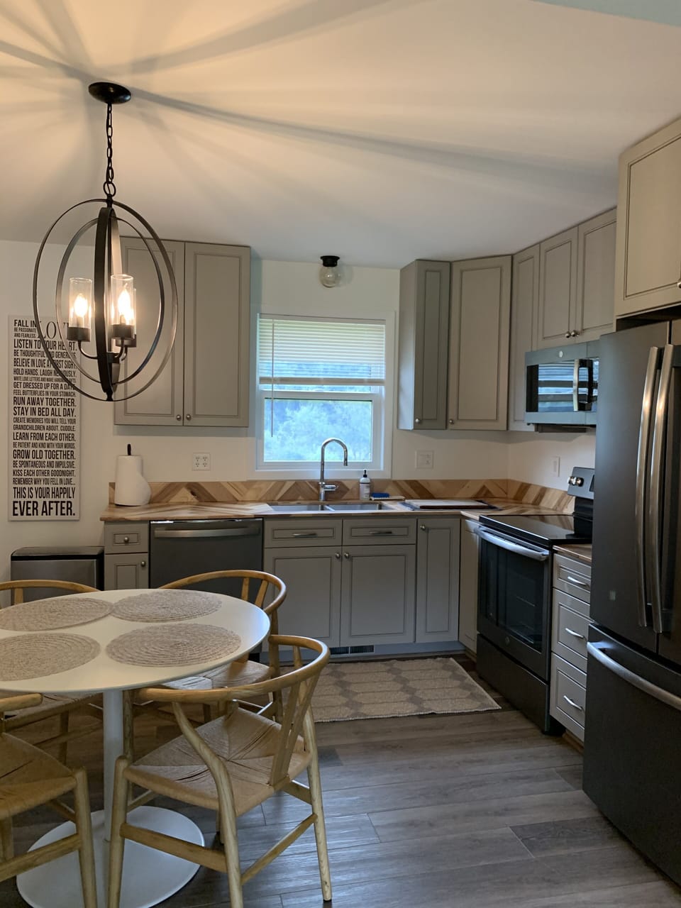 Kitchen w/Dining table for 4