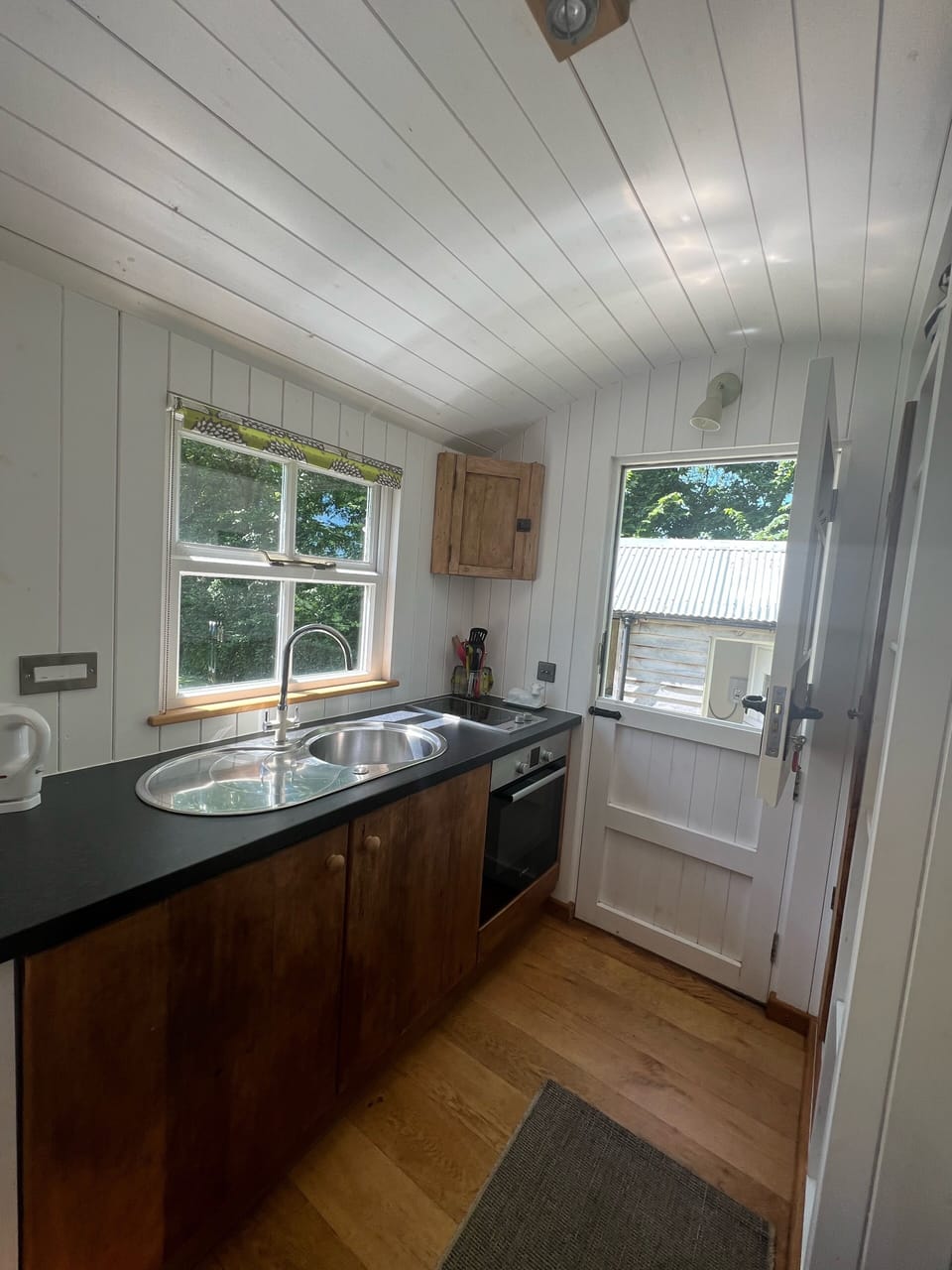 Fitted kitchen
Cooker, hob, fridge-freezer, storage 