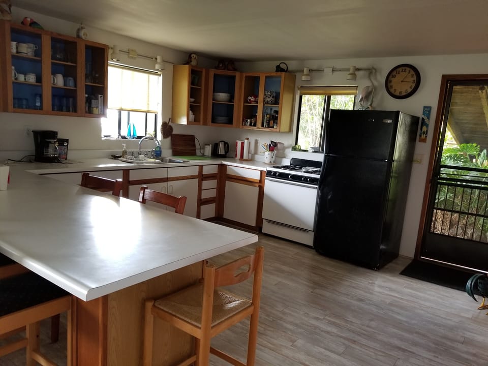 Fully equipped kitchen with micro, coffee maker & grinder, toaster, blender, etc