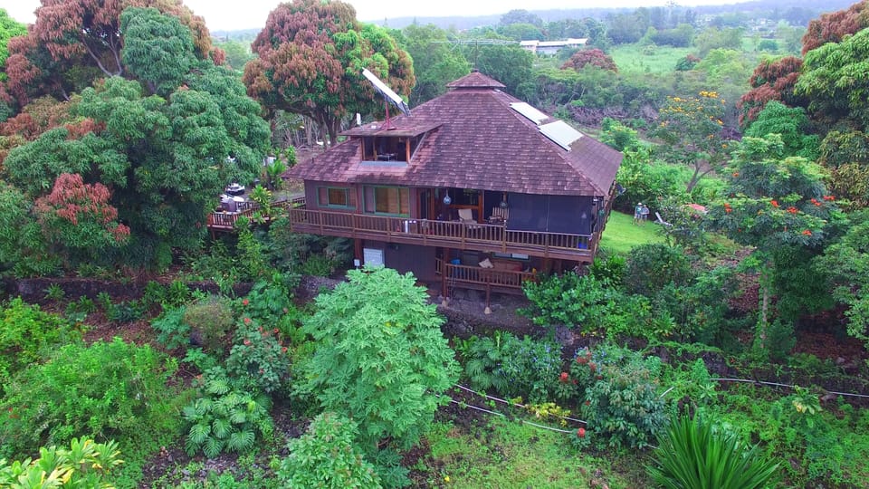 900sq.ft. guest quarters is the entire downstairs with private lanai. 