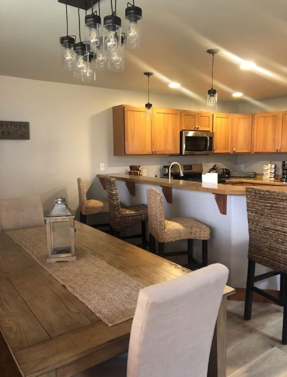 Table in the kitchen area provides seating for everyone staying! 