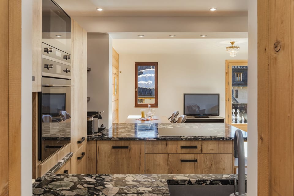 Kitchen open onto dining area