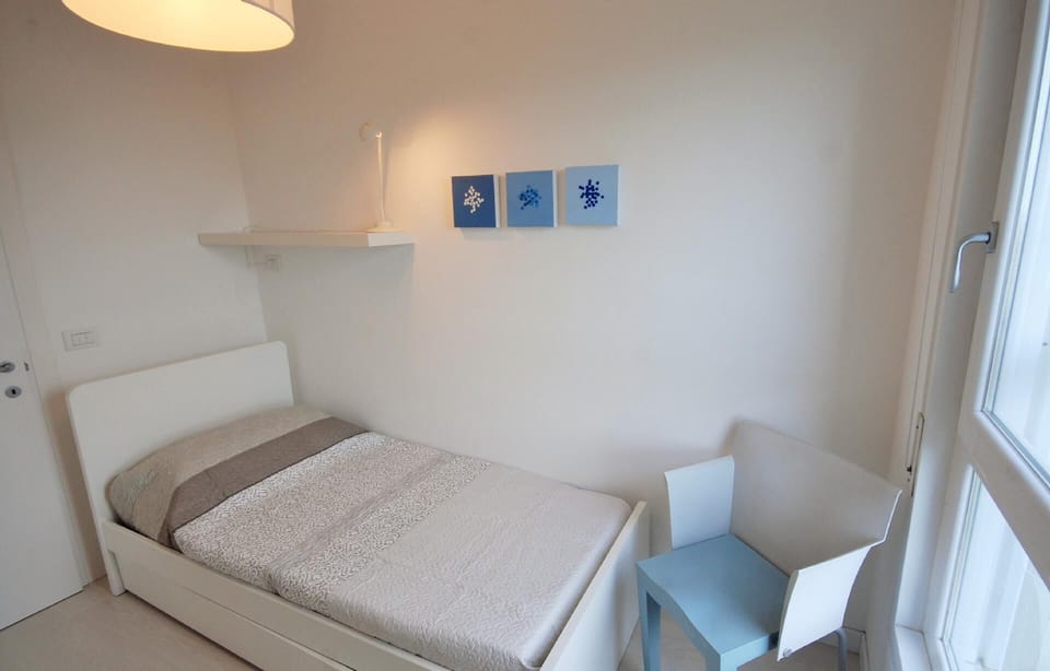 Sleeping area. Bedroom with one single bed ans one pull-out bed