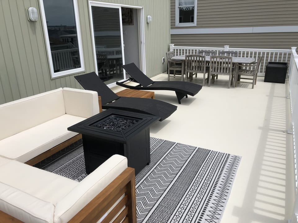 450 sq feet of deck hangout space on just this one deck (3 others too!) 