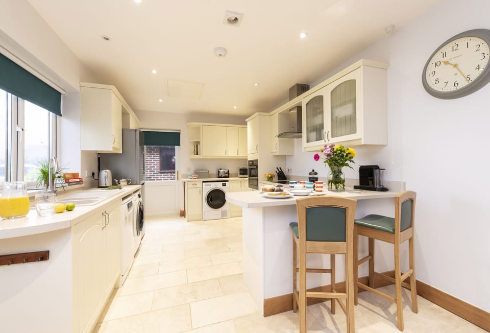 Wyndthorpe Cottage, Milton Abbas: The open-plan kitchen with breakfast bar
