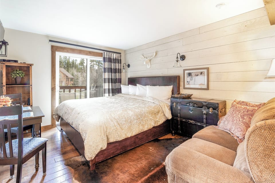 King Bed. Wall Mounted TV. Balcony with Creek.