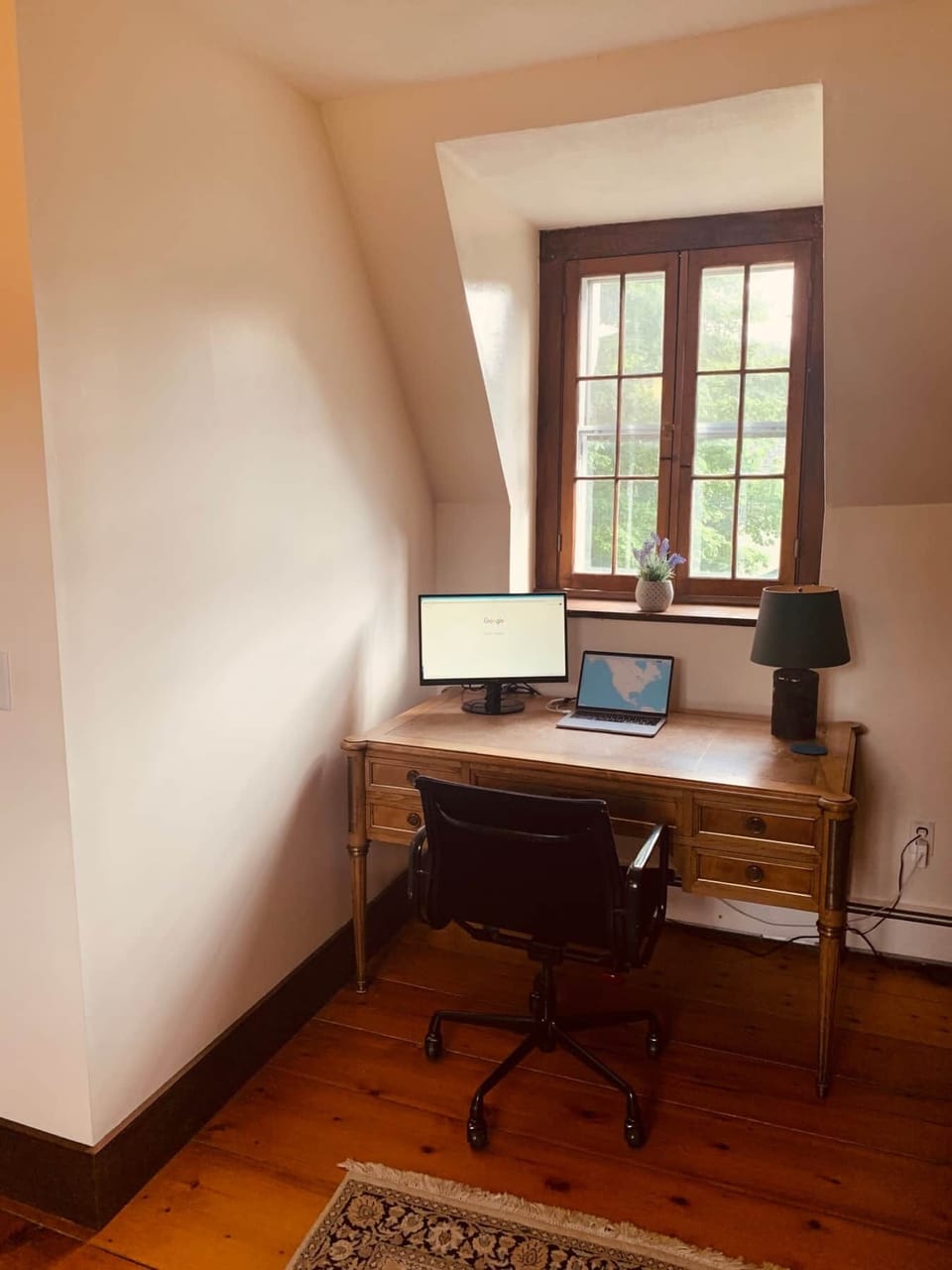 Desk for those needing to get some work done.