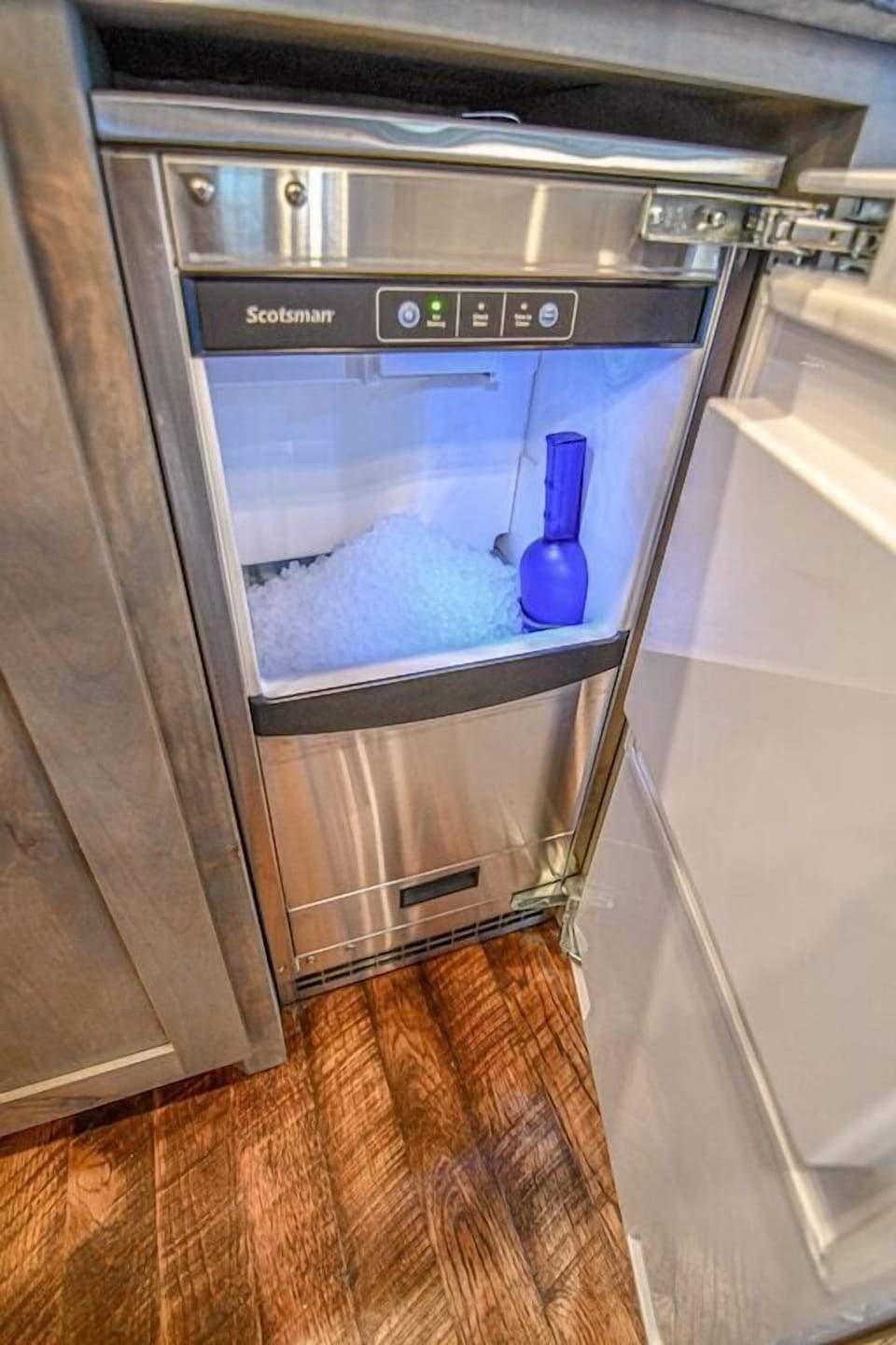 Ice maker with "Sonic Style" ice