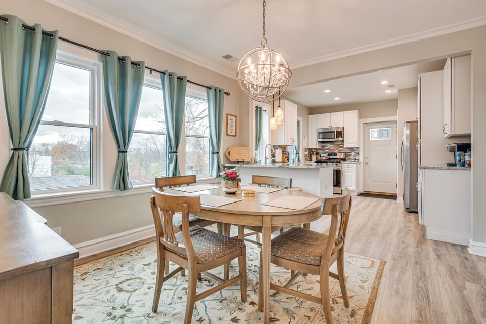 Evanston Vacation Rental Apartment | 2BR | 2BA | 1,200 Sq Ft | Stairs Required