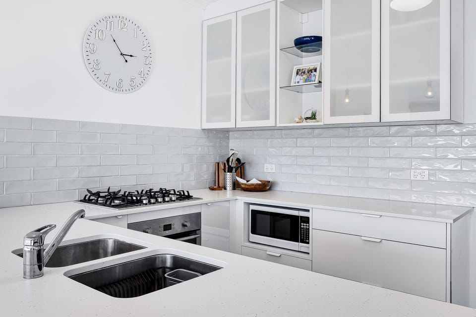 Well equipped kitchen with gas cooktop and electric oven.