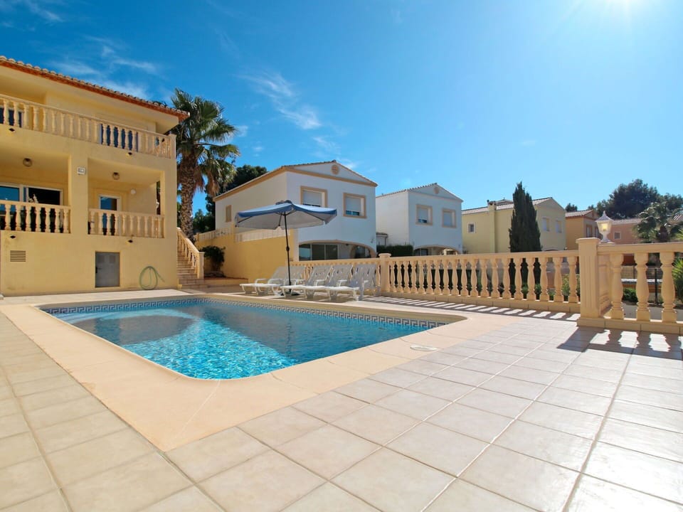 Water, Sky, Building, Daytime, Property, Window, Swimming Pool, Cloud, Plant, Azure