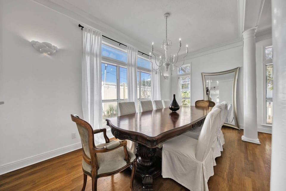 Large dining room table with seating for 9, plenty of space for your group