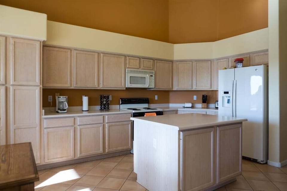 Open kitchen w/ island